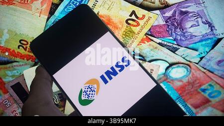 Bundesrichter Waldemar Claudio de Carvalho gab der Regierung Lula und dem Nationalen Institut für soziale Sicherheit (INSS) 48 Stunden, um sich über Unregelmäßigkeiten bei Abzügen von der Gehaltsabrechnung der Rentner zu äußern. In dem Urteil ermittelte der Richter die 48 Stunden auf der Grundlage der „Dringlichkeit der vorliegenden Frage“. Er ordnete auch an, die Bundesanwaltschaft zur Stellungnahme vorzuladen. Quelle: Cris Faga/Alamy Live News Stockfoto