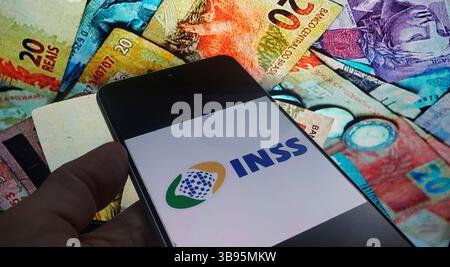 Bundesrichter Waldemar Claudio de Carvalho gab der Regierung Lula und dem Nationalen Institut für soziale Sicherheit (INSS) 48 Stunden, um sich über Unregelmäßigkeiten bei Abzügen von der Gehaltsabrechnung der Rentner zu äußern. In dem Urteil ermittelte der Richter die 48 Stunden auf der Grundlage der „Dringlichkeit der vorliegenden Frage“. Er ordnete auch an, die Bundesanwaltschaft zur Stellungnahme vorzuladen. Quelle: Cris Faga/Alamy Live News Stockfoto