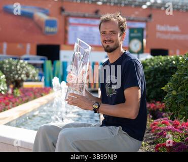April 2023, Miami Gardens, Florida, Vereinigte Staaten: April, 02 - Miami Gardens: Daniil Medwedev posiert mit der Butch Buckholz Trophy, nachdem er Jannik Sinner (ITA) im Menâ Einzelfinale der Miami Open 2023 von Itau besiegt hatte. (Kreditbild: © Andrew Patron/ZUMA Press Wire) Stockfoto