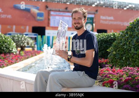 April 2023, Miami Gardens, Florida, Vereinigte Staaten: April, 02 - Miami Gardens: Daniil Medwedev posiert mit der Butch Buckholz Trophy, nachdem er Jannik Sinner (ITA) im Menâ Einzelfinale der Miami Open 2023 von Itau besiegt hatte. (Kreditbild: © Andrew Patron/ZUMA Press Wire) Stockfoto