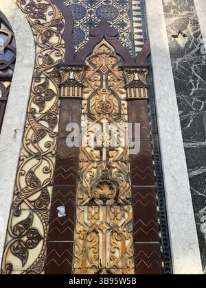 Architektonische Ornamentik im maurischen Revival – komplizierte Fliesen- und Steingestaltung mit islamischen und neogotischen Einflüssen. Stockfoto