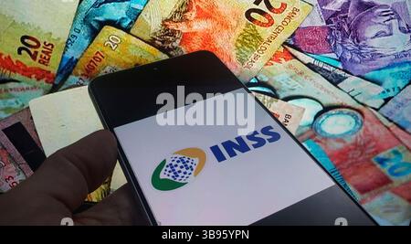 Bundesrichter Waldemar Claudio de Carvalho gab der Regierung Lula und dem Nationalen Institut für soziale Sicherheit (INSS) 48 Stunden, um sich über Unregelmäßigkeiten bei Abzügen von der Gehaltsabrechnung der Rentner zu äußern. In dem Urteil ermittelte der Richter die 48 Stunden auf der Grundlage der „Dringlichkeit der vorliegenden Frage“. Er ordnete auch an, die Bundesanwaltschaft zur Stellungnahme vorzuladen. (Foto FAGA/SIPA USA) Credit: SIPA USA/Alamy Live News Stockfoto