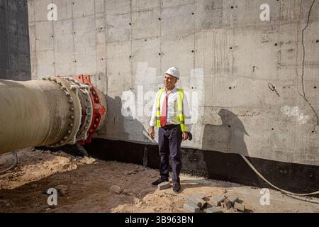 30. Oktober 2021, Basra, Irak: Emjid Al-Tama, Direktor der Entsalzungsanlage am Stadtrand von Basra. Auf die Frage nach dem baufälligen Zustand der Stadtröhre, die laut einer Studie fast 45 % des Wassers im Netz austreten, wirft der Ingenieur der Regierung die Schuld vor: „Lecks sind nicht mein Problem. Meine Aufgabe ist es, Wasser zu entsalzen, nicht, um es in die Häuser der Menschen zu bringen. Irak: In Basra vergiften Klima- und politische Krisen die Bevölkerung. Es wurde einst als "Venedig des Nahen Ostens" bezeichnet. Heute, angesichts der globalen Erwärmung, Dämme in den Nachbarländern (Türkei an Stockfoto