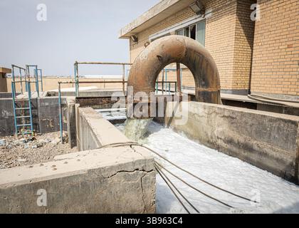 30. Oktober 2021, Basra, Irak: In Basras einziger Kläranlage. Fast die Hälfte der Bevölkerung ist nicht an das Abwassersystem angeschlossen. Das Werk ist veraltet und verfügt nicht über die erforderlichen Anlagen, um die Freisetzung von sauberem Wasser zu gewährleisten. Irak: In Basra vergiften Klima- und politische Krisen die Bevölkerung. Es wurde einst als "Venedig des Nahen Ostens" bezeichnet. Angesichts der globalen Erwärmung, der Dämme in den Nachbarländern (Türkei und Iran) und der staatlichen Nachlässigkeit hat die irakische Provinz Basra heute mit einem sehr ernsten Wasserdefizit zu kämpfen. Die Gesundheitskrise des Sommers 2018, während der Stockfoto