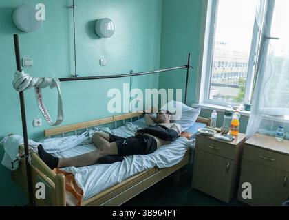 13. Juni 2022, Dnipro, Ukraine: Ein ukrainischer Soldat, der während der Kämpfe mit der russischen Armee verwundet wurde, wurde im Krankenhaus in Dnipro in der Ost-Zentralukraine behandelt. .Während die Schlacht in Donbass weiter tobt, werden in verschiedenen Krankenhäusern in Dnipro eine große Anzahl von Kriegsverwundeten behandelt, von denen die meisten Teile ihrer Krankenhäuser umgebaut haben, um sie aufzunehmen. (Bild: © Sadak Souici/ZUMA Press Wire) Stockfoto