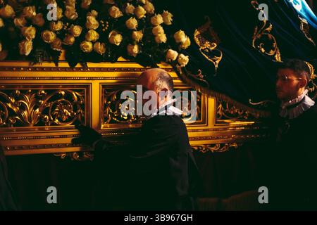 7. April 2023, Tarragona, Katalonien, Spanien: Pönitenten der Bruderschaft der Congregacio de SeÃ±oras de La Virgen MarÃ­a de La Soledad tragen einen paso (Wagen, aus denen sich die Prozession zusammensetzt), der während der Karfreitagsprozession in Tarragona eine Statue der Jungfrau Maria trägt. (Foto: © Matthias Oesterle/ZUMA Press Wire) Stockfoto