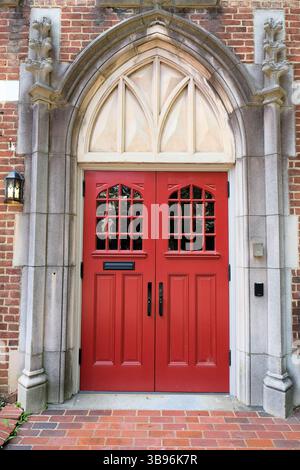 Rote Tür an der Centenary Methodist Church; historische Kirche in Richmond, Virginia; im Jahr 1843 fertiggestelltes Gebäude im Gothic Revival. Stockfoto