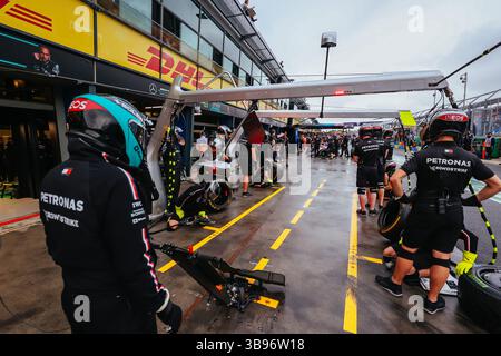 31. März 2023, Melbourne, Victoria, Australien: MELBOURNE, AUSTRALIEN – MÄRZ 31: Mercedes-AMG PETRONAS Formel-1-Team beim Grand Prix von Australien 2023 am 31. März 2023 (Bild: © Chris Putnam/ZUMA Press Wire) Stockfoto