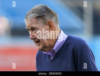 29. April 2023, Los Angeles, Kalifornien, USA: Peter O’Malley, ehemaliger Eigentümer und Präsident der Los Angeles Dodgers, nimmt am 29. April 2023 im Dodger Stadium in Los Angeles, Kalifornien, an der Einführung von Manny Mota in die Legends of Dodger Baseball Teil. Dodgers besiegen Kardinäle, 1:0. JAVIER ROJAS/PI (Foto: © Prensa Internacional Via ZUMA Press Wire) Stockfoto