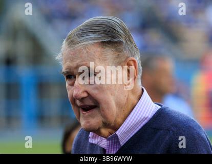 29. April 2023, Los Angeles, Kalifornien, USA: Peter O’Malley, ehemaliger Eigentümer und Präsident der Los Angeles Dodgers, nimmt am 29. April 2023 im Dodger Stadium in Los Angeles, Kalifornien, an der Einführung von Manny Mota in die Legends of Dodger Baseball Teil. Dodgers besiegen Kardinäle, 1:0. JAVIER ROJAS/PI (Foto: © Prensa Internacional Via ZUMA Press Wire) Stockfoto