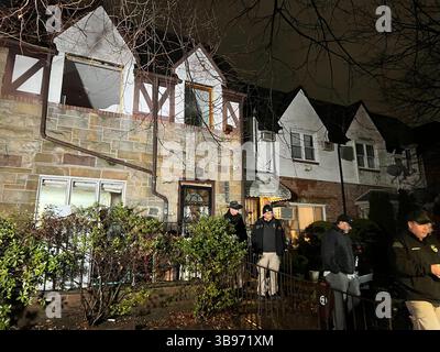 26. Januar 2023: Beamte der New York Fire Department am Mittwoch, 25. Januar 2022, Ort eines Brandes im Kew Gardens Hills Abschnitt von Queens, New York City, bei dem 18 Kinder verletzt wurden. (Foto: © Emma Seiwell/New York Daily News via ZUMA Press Wire) Stockfoto
