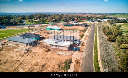 Vorstadtentwicklung mit teilweise fertiggestellten Häusern und Straßenbauarbeiten Yarrawonga Stockfoto