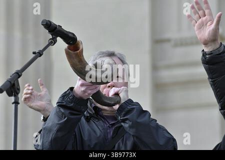 23. April 2023, Topeka, Kansas, USA: Worshipper Sounds a Shofar, um den Beginn der TPUSA Faith and Let US Worship Tour im Statehouse zu signalisieren (Bild: © Mark Reinstein/ZUMA Press Wire) Stockfoto