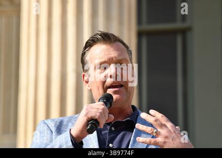 23. April 2023, Topeka, Kansas, USA: Kansas Attorney General Kris Kobach predigt bei der TPUSA Faith and Let US Worship Tour auf den Stufen des State Capitol Building (Foto: © Mark Reinstein/ZUMA Press Wire) Stockfoto