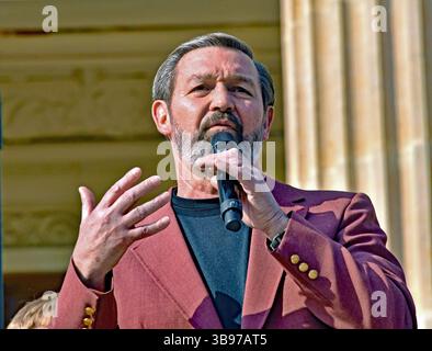 23. April 2023, Topeka, Kansas, USA: Kansas Senator Virgil Peck (Bezirk 15 – Republikaner) predigt bei der TPUSA Faith and Let US Worship Tour auf den Stufen des Kapitols (Foto: © Mark Reinstein/ZUMA Press Wire) Stockfoto