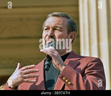 23. April 2023, Topeka, Kansas, USA: Kansas Senator Virgil Peck (Bezirk 15 – Republikaner) predigt bei der TPUSA Faith and Let US Worship Tour auf den Stufen des Kapitols (Foto: © Mark Reinstein/ZUMA Press Wire) Stockfoto