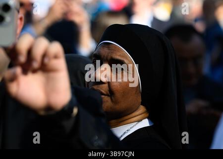 Vatikanstadt, Italien. Mai 2025. Eine Nonne schaut während des Konklaves auf dem Petersplatz in Vatikanstadt am 8. Mai 2025 zu. Quelle: Insidefoto/Alamy Live News Stockfoto