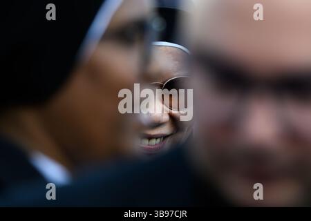 Vatikanstadt, Italien. Mai 2025. Eine Nonne schaut während des Konklaves auf dem Petersplatz in Vatikanstadt am 8. Mai 2025 zu. Quelle: Insidefoto/Alamy Live News Stockfoto