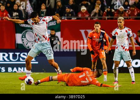 4. März 2023, Chicago, Illinois, USA: Der Mittelfeldspieler Matías PELLEGRINI (17) von New York City FC macht einen Slide-Tackle gegen den Verteidiger MAURICIO PINEDA (22) von Chicago Fire FC (22) während der ersten Hälfte eines MLS-Fußballspiels zwischen Chicago Fire FC und New York City FC. (Kreditbild: © Troy Stolt/ZUMA Press Wire) Stockfoto