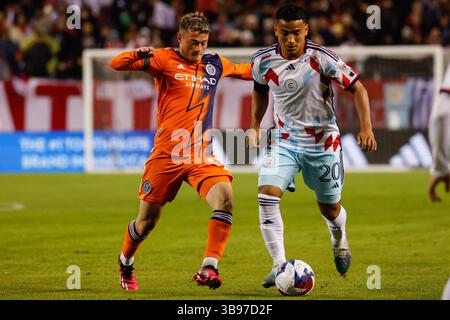 4. März 2023, Chicago, Illinois, USA: Mittelfeldspieler JAIRO TORRES (20) und Mittelfeldspieler Matías PELLEGRINI (17) von Chicago Fire FC (17) treten in der ersten Hälfte eines MLS-Fußballspiels zwischen Chicago Fire FC und New York City FC um den Ball an. (Kreditbild: © Troy Stolt/ZUMA Press Wire) Stockfoto