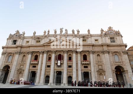 Vatikanstadt, Italien. Mai 2025. Der neu gewählte Papst Robert Franziskus Prevost Leo XIV. Begrüßt die Gläubigen am 8. Mai 2025 vom Balkon des Petersdoms in der Vatikanstadt. Quelle: Insidefoto/Alamy Live News Stockfoto