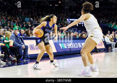 5. Februar 2023: Duke Guard Celeste Taylor (0) kontrolliert den Ball als Notre Dame Guard Olivia Miles (5) während der NCAA Women's Basketball Action zwischen den Duke Blue Devils und den Notre Dame Fighting Irish im Purcell Pavilion im Joyce Center in South Bend, Indiana. Duke besiegte Notre Dame 57-52. John Mersits/CSM. (Kreditbild: © John Mersits/CSM via ZUMA Press Wire) Stockfoto