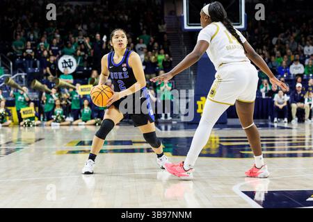 5. Februar 2023: Duke Guard Vanessa de Jesus (2) will den Ball als Notre Dame Guard KK Bransford (14) während der NCAA Women's Basketball Action zwischen den Duke Blue Devils und den Notre Dame Fighting Irish im Purcell Pavilion im Joyce Center in South Bend, Indiana, verteidigen. Duke besiegte Notre Dame 57-52. John Mersits/CSM. (Kreditbild: © John Mersits/CSM via ZUMA Press Wire) Stockfoto