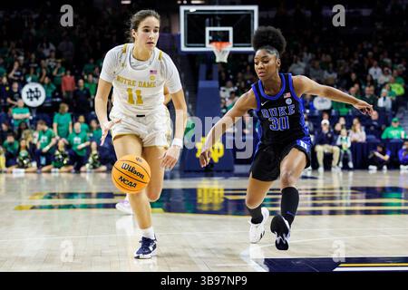 5. Februar 2023: Notre Dame Guard Sonia Citron (11) fährt zum Korb, als Duke Guard Shayeann Day-Wilson (30) während der NCAA Women's Basketball Action zwischen den Duke Blue Devils und den Notre Dame Fighting Irish im Purcell Pavilion im Joyce Center in South Bend, Indiana, verteidigt. Duke besiegte Notre Dame 57-52. John Mersits/CSM. (Kreditbild: © John Mersits/CSM via ZUMA Press Wire) Stockfoto