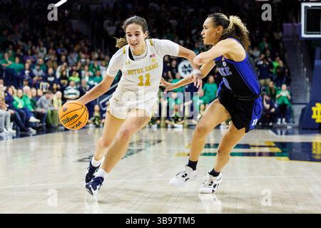 5. Februar 2023: Notre Dame Guard Sonia Citron (11) fährt zu Duke Guard Celeste Taylor (0) verteidigt während der NCAA Women's Basketball-Action zwischen den Duke Blue Devils und den Notre Dame Fighting Irish im Purcell Pavilion im Joyce Center in South Bend, Indiana. Duke besiegte Notre Dame 57-52. John Mersits/CSM. (Kreditbild: © John Mersits/CSM via ZUMA Press Wire) Stockfoto