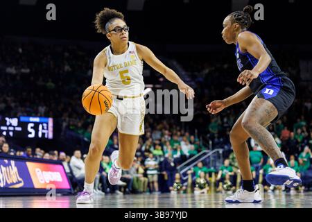 5. Februar 2023: Notre Dame Guard Olivia Miles (5) fährt zum Korb, als Duke Guard Jordyn Oliver (11) während der NCAA Women's Basketball-Action zwischen den Duke Blue Devils und den Notre Dame Fighting Irish im Purcell Pavilion im Joyce Center in South Bend, Indiana, verteidigt. Duke besiegte Notre Dame 57-52. John Mersits/CSM. (Kreditbild: © John Mersits/CSM via ZUMA Press Wire) Stockfoto