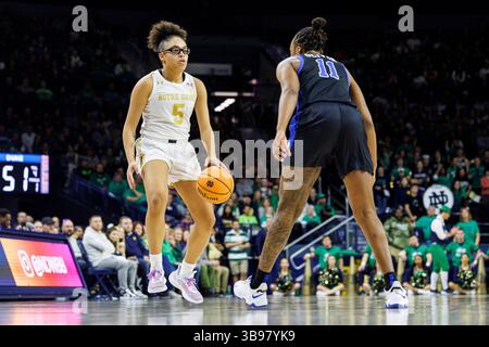 5. Februar 2023: Notre Dame Guard Olivia Miles (5) dribbelt den Ball, als Duke Guard Jordyn Oliver (11) während der NCAA Women's Basketball Action zwischen den Duke Blue Devils und den Notre Dame Fighting Irish im Purcell Pavilion im Joyce Center in South Bend, Indiana, verteidigt. Duke besiegte Notre Dame 57-52. John Mersits/CSM. (Kreditbild: © John Mersits/CSM via ZUMA Press Wire) Stockfoto