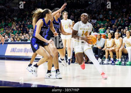 5. Februar 2023: KK Bransford (14) fährt zum Korb, als Duke Guard Celeste Taylor (0) und Duke Guard Taya Corosdale (5) während der NCAA Women's Basketball Action zwischen den Duke Blue Devils und den Notre Dame Fighting Irish im Purcell Pavilion im Joyce Center in South Bend, Indiana, verteidigen. Duke besiegte Notre Dame 57-52. John Mersits/CSM. (Kreditbild: © John Mersits/CSM via ZUMA Press Wire) Stockfoto