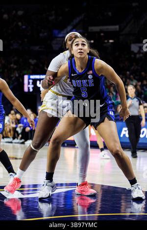 5. Februar 2023: Duke Guard Taya Corosdale (5) stellt Notre Dame Guard KK Bransford (14) während der NCAA Women's Basketball Action zwischen den Duke Blue Devils und den Notre Dame Fighting Irish im Purcell Pavilion im Joyce Center in South Bend, Indiana, aus. Duke besiegte Notre Dame 57-52. John Mersits/CSM. (Kreditbild: © John Mersits/CSM via ZUMA Press Wire) Stockfoto