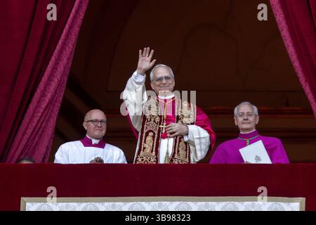 Vatikanstadt, Vatikan, 08. Mai 2025. Der neu gewählte Papst Leo XIV., der amerikanische Kardinal Robert Francis Prevost, erscheint nach dem Konklave erstmals aus dem Petersdom Central Loggia im Vatikan. Maria Grazia Picciarella/Alamy Live News Stockfoto