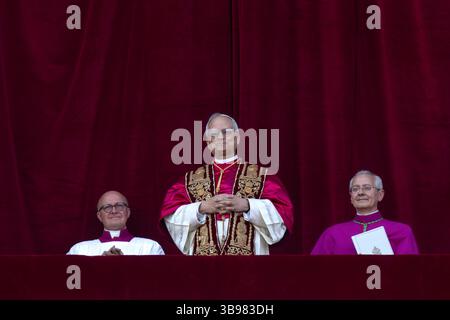 Vatikanstadt, Vatikan, 08. Mai 2025. Der neu gewählte Papst Leo XIV., der amerikanische Kardinal Robert Francis Prevost, erscheint nach dem Konklave erstmals aus dem Petersdom Central Loggia im Vatikan. Maria Grazia Picciarella/Alamy Live News Stockfoto