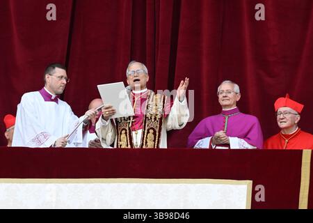 Vatikanstadt, Vatikan. Mai 2025. VATIKANSTADT, VATIKAN - 08. MAI: Der neu gewählte Papst Leo XIV. Robert Prevost spricht am 08. Mai 2025 im Vatikan an die Menge auf dem zentralen Balkon mit Blick auf den Petersplatz. Quelle: dpa/Alamy Live News Stockfoto