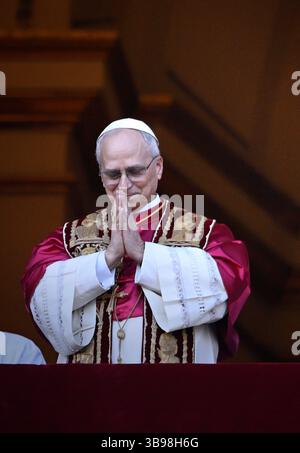 Vatikanstadt, Vatikan. Mai 2025. VATIKANSTADT, VATIKAN - 08. MAI: Der neu gewählte Papst Leo XIV. Robert Prevost spricht am 08. Mai 2025 im Vatikan an die Menge auf dem zentralen Balkon mit Blick auf den Petersplatz. Quelle: dpa/Alamy Live News Stockfoto