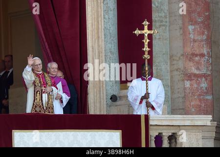 Vatikanstadt, Vatikan. Mai 2025. VATIKANSTADT, VATIKAN - 08. MAI: Der neu gewählte Papst Leo XIV. Robert Prevost spricht am 08. Mai 2025 im Vatikan an die Menge auf dem zentralen Balkon mit Blick auf den Petersplatz. Quelle: dpa/Alamy Live News Stockfoto