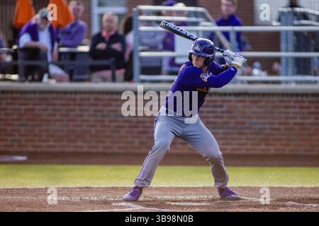 21. Februar 2023: East Carolina Pirates Catcher Justin Wilcoxen (34) bei Fledermaus im ersten Inning gegen die Campbell kämpfenden Kamele im NCAA Baseball Matchup im Jim Perry Stadium in Buies Creek, NC. (Scott Kinser) (Bild: © Scott Kinser/CSM via ZUMA Press Wire) Stockfoto
