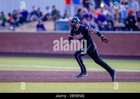 21. Februar 2023: Campbell Fighting Kamels Utility Jarrod Belbin (24) versucht, gegen die East Carolina Pirates während des ersten Inning des NCAA Baseball Matchups im Jim Perry Stadium in Buies Creek, NC, zu stehlen. (Scott Kinser) (Bild: © Scott Kinser/CSM via ZUMA Press Wire) Stockfoto