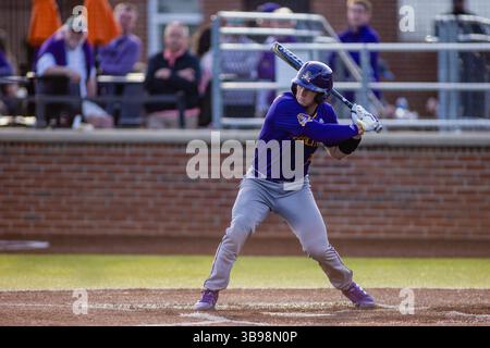 21. Februar 2023: East Carolina Pirates Catcher Justin Wilcoxen (34) bei Fledermaus im ersten Inning gegen die Campbell kämpfenden Kamele im NCAA Baseball Matchup im Jim Perry Stadium in Buies Creek, NC. (Scott Kinser) (Bild: © Scott Kinser/CSM via ZUMA Press Wire) Stockfoto