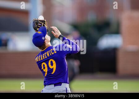 21. Februar 2023: Alec Makarewicz (99) der East Carolina Pirates-Dienstprogramm holt das Finale aus dem ersten Inning gegen die Campbell kämpfenden Kamele im NCAA Baseball Matchup im Jim Perry Stadium in Buies Creek, NC. (Scott Kinser) (Bild: © Scott Kinser/CSM via ZUMA Press Wire) Stockfoto