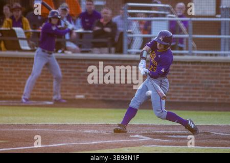 21. Februar 2023: East Carolina Pirates Outfield Luke Nowak (25) Singles im zweiten Inning gegen die Campbell Fighting Kamels im NCAA Baseball Matchup im Jim Perry Stadium in Buies Creek, NC. (Scott Kinser) (Bild: © Scott Kinser/CSM via ZUMA Press Wire) Stockfoto