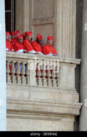 Vatikanstadt, Vatikan. Mai 2025. VATIKANSTADT, VATIKAN - 08. MAI: Der neu gewählte Papst Leo XIV. Robert Prevost spricht am 08. Mai 2025 im Vatikan an die Menge auf dem zentralen Balkon mit Blick auf den Petersplatz. Quelle: dpa/Alamy Live News Stockfoto