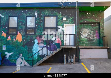 Ein farbenfrohes Wandgemälde entlang einer Gasse in Mount Pleasant, Vancouver, BC. Stockfoto