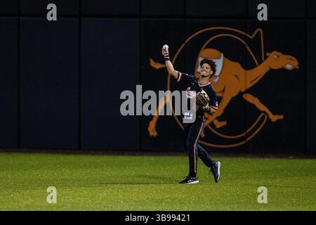 21. Februar 2023: Campbell Fighting Kamels Outfield Payton Howard (10) wirft den Ball nach dem neunten Inning des NCAA Baseball Matchups im Jim Perry Stadium in Buies Creek, NC. (Scott Kinser) (Bild: © Scott Kinser/CSM via ZUMA Press Wire) Stockfoto