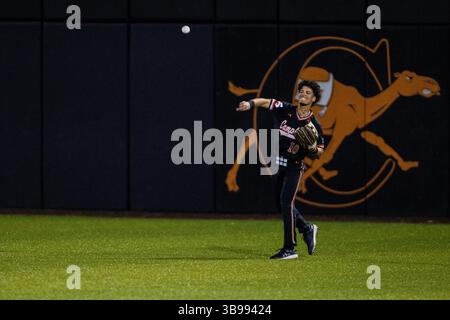21. Februar 2023: Campbell Fighting Kamels Outfield Payton Howard (10) wirft den Ball nach dem neunten Inning des NCAA Baseball Matchups im Jim Perry Stadium in Buies Creek, NC. (Scott Kinser) (Bild: © Scott Kinser/CSM via ZUMA Press Wire) Stockfoto