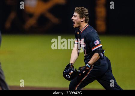 21. Februar 2023: Campbell Fighting Kamels Fänger Logan Jordan (21) feiert nach einer Walk-off-Single gegen die East Carolina Pirates während des zehnten Inning des NCAA Baseball Matchups im Jim Perry Stadium in Buies Creek, NC. (Scott Kinser) (Bild: © Scott Kinser/CSM via ZUMA Press Wire) Stockfoto