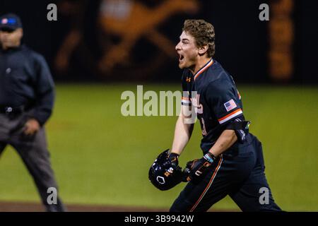 21. Februar 2023: Campbell Fighting Kamels Fänger Logan Jordan (21) feiert nach einer Walk-off-Single gegen die East Carolina Pirates während des zehnten Inning des NCAA Baseball Matchups im Jim Perry Stadium in Buies Creek, NC. (Scott Kinser) (Bild: © Scott Kinser/CSM via ZUMA Press Wire) Stockfoto
