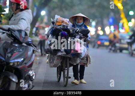 Gegenwart und Vergangenheit - das pulsierende Leben in Hanoi, der Hauptstadt Vietnams VN Stockfoto
